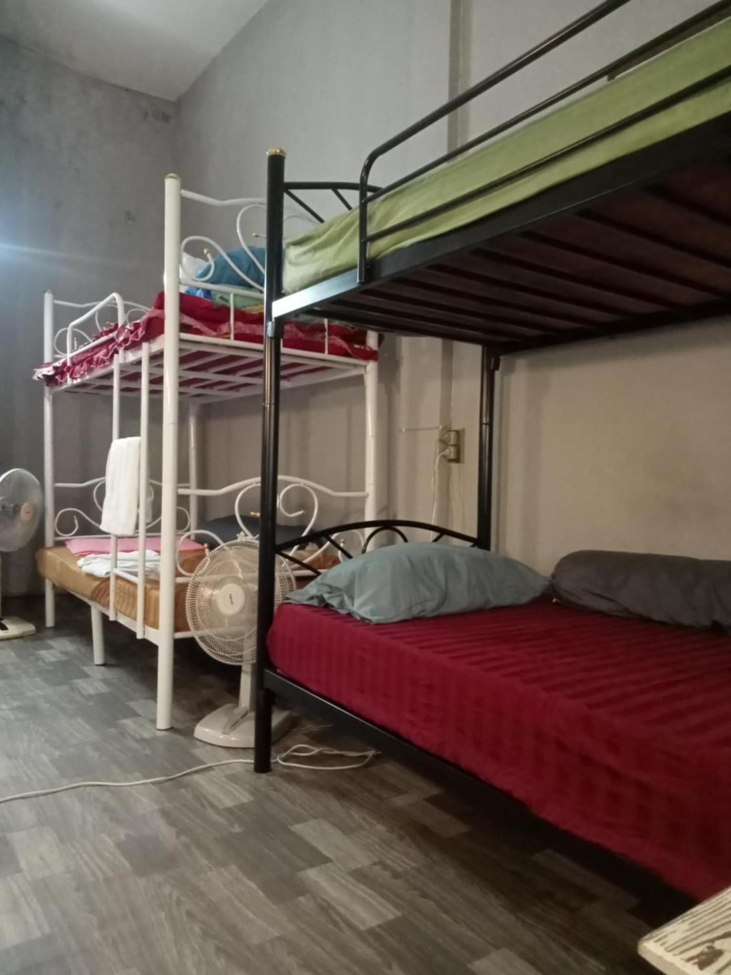 Appartamento Bang Lumphu House&Bistro Bangkok Esterno foto